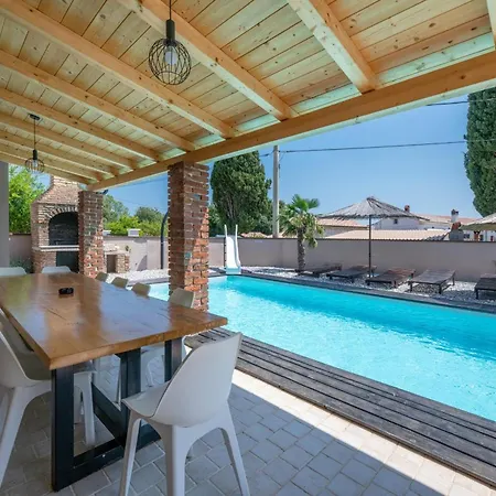Pupos Mit Privatem Pool, Whirlpool Und Sauna