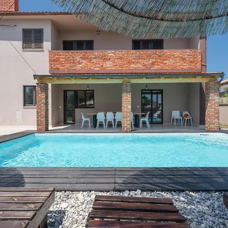 Holiday home Pupos Mit Privatem Pool, Whirlpool Und Sauna Barban
